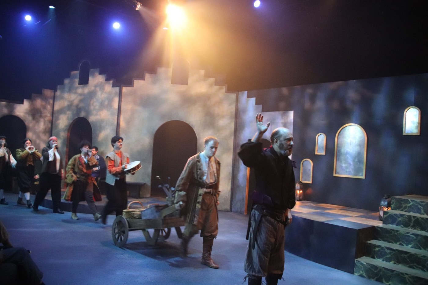 Cast of Rosencrantz and Guildenstern Are Dead on stage